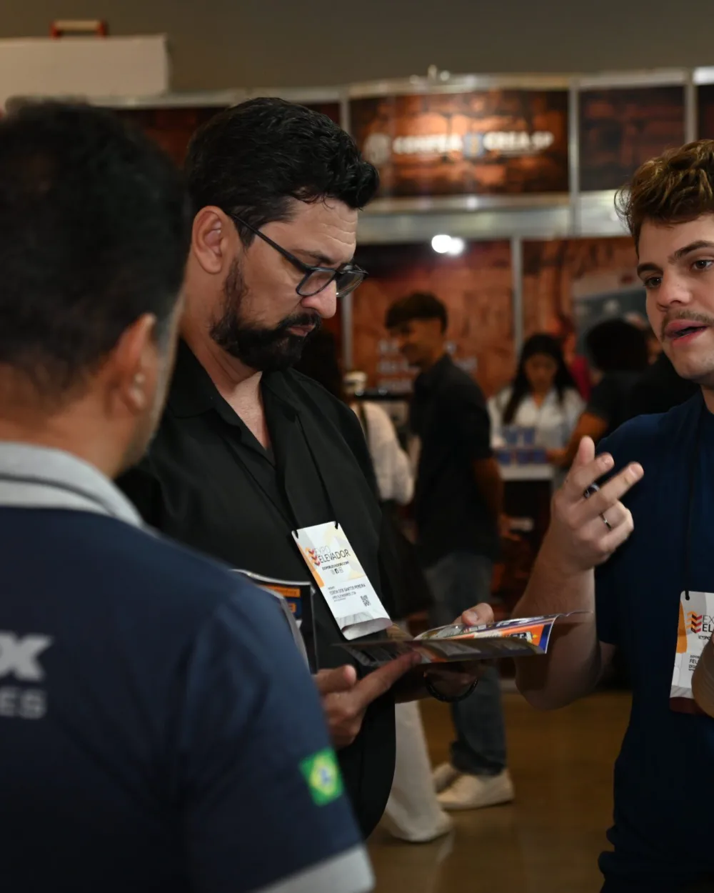 Visitantes conhecendo produtos no estande