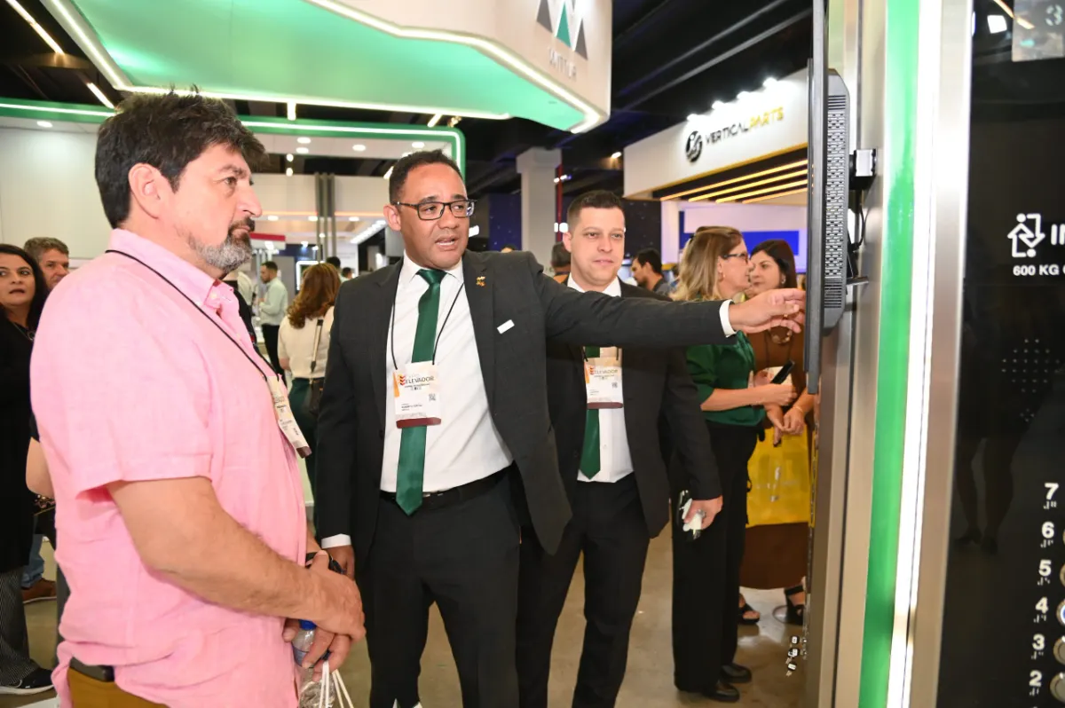 Demonstração de produto a visitantes
